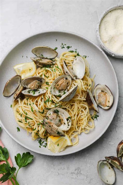 Spaghetti Alle Vongole Pasta With Clam Sauce Video Well Seasoned