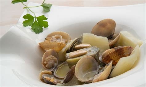 Tras estudiar en una de las escuelas de hostelería más reconocidas de españa, la escuela de hostelería euromar de zarautz, arguiñano fue cocinando su experiencia a fuego lento, como a él le. Receta de Cardo con alcachofas y almejas - Karlos ...