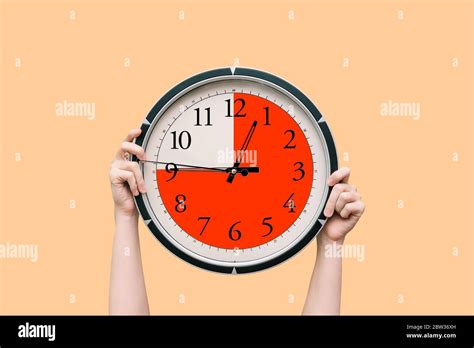el reloj redondo con un dial muestra tres cuartos de hora el temporizador es de quince minutos