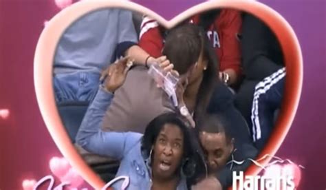 Kiss Cam En El Beisbol Y La Nba Videos De Momentos Más Graciosos
