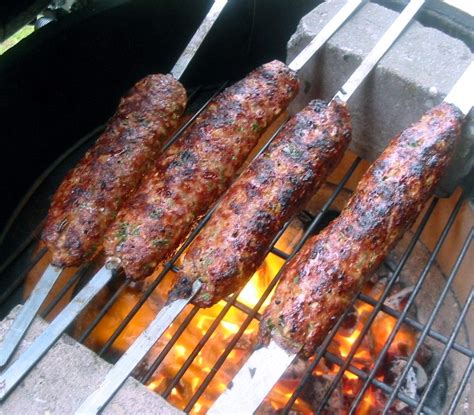 Usta isim vedat milor, nihayet gerçek adana kebabının yapıldığı bir mekan buluyor. Adana Kebab | Kebab, Kebab spieß, Essen