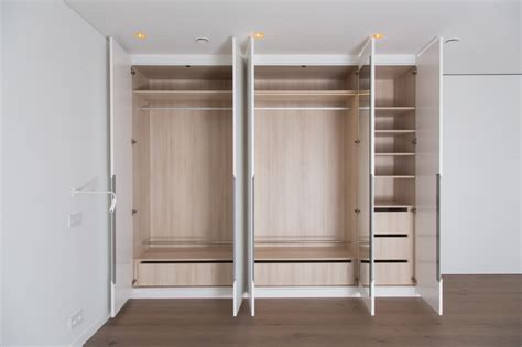 Portes simples, persiennes ou coulissantes, tiroirs, étagères et. Dressing avec tiroir et penderie - cuisine idconcept