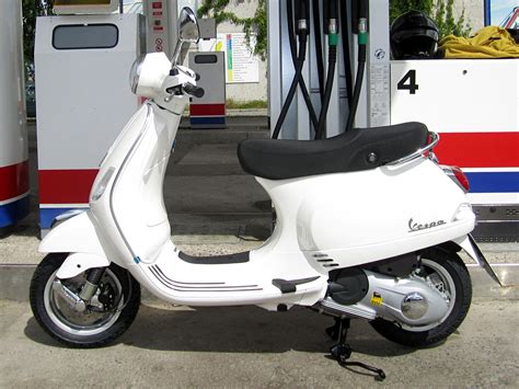 The question in my mind before testing the lx 3v. Vespa LX 150