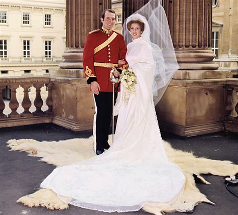 Coverage of the wedding of princess anne and captain mark phillips on 14th november 1973 from abc. فساتين زفاف في حفلات الزفاف الملكية البريطانية