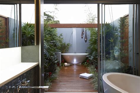 10 Eye Catching Tropical Bathroom Décor Ideas That Will