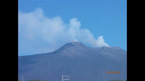 É o mais alto vulcão da europa e um dos mais altos do mundo, atingindo aproximadamente 3.340 metros de altura, variando em razão das frequentes erupções. Subi ao Etna - o vulcão da Sicília (Itália) - YouTube