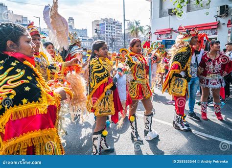 Bolivianos Celebran La Cultura Y Las Tradiciones De La Comunidad