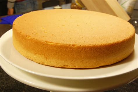 Ponete il pentolino sul fuoco e lasciate scaldare il composto il tempo sufficiente a far sciogliere lo zucchero. ZUCCHERO D' UVA: pan di spagna a modo mio 1
