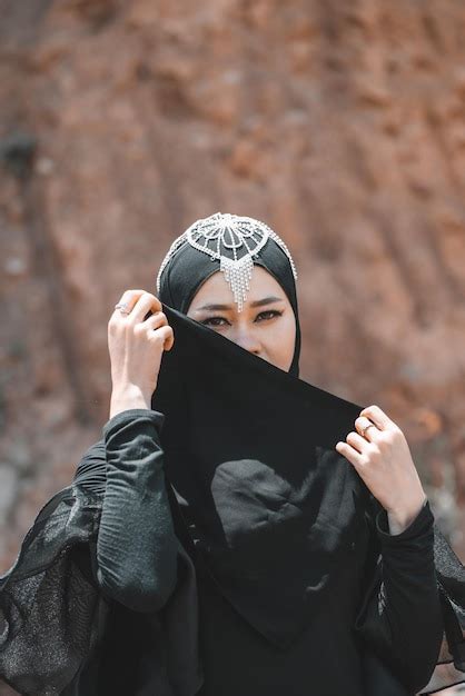 Premium Photo Muslim Woman Pose At The Desert Closeup