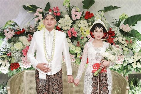 Brotoseno nikahi tata janeeta usai cerai dengan angelina sondakh (instagram). Hot Gosip: Tata Janeeta Perkenalkan Brotoseno sebagai ...