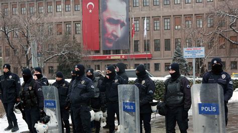 Policía turca reprime protesta contra Erdogan en Ankara HISPANTV