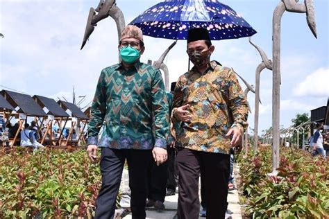 Dan kau hadir merubah segalanya lagu berjudul lebih indah dinyanyikan oleh adera, dirilis pertama kali pada tahun 2014, berikut. Gus Menteri: Desa Disebut Sukses bila Hadir ketika ...