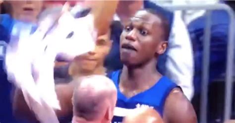 Gorgui Dieng Reta A Devin Booker A Seguir La Pelea En Los Vestuarios Luego De Ser Expulsados 12up