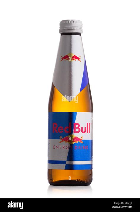 London Großbritannien 20 Oktober 2017 Glasflasche Red Bull Energy Drink Auf Weißem
