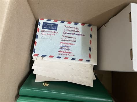 Reste Kiste Wühlkiste Karton mit Briefmarken Alben Tütchen alle