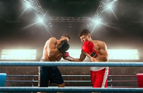 zwei boxer kämpfen auf einem professionellen boxring kostenlose foto