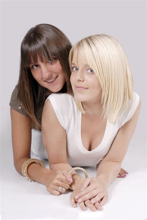 Groupe De Quatre Filles Se Situant Dans Des Lames D Automne Photo Stock