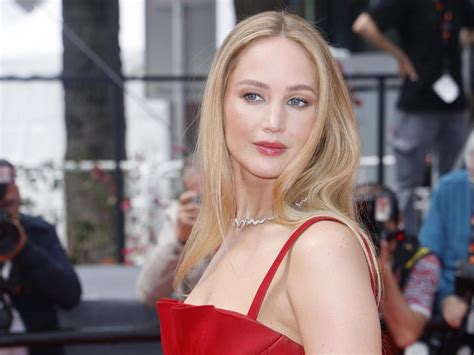 Lactriu Jennifer Lawrence Es Posa Unes Xancletes Amb Un Vestit Vermell