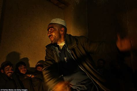 Bacha bazin harjoittajaa kutsutaan nimellä bacha baz, joka tarkoittaa persian kielessä pedofiiliä.toimintaan saattaa liittyä jossain määrin lapsiporno, seksiorjuus ja. Afghanistan's bacha bazi 'dancing boys' who dress like ...