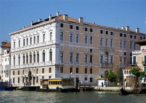 Palazzo Grassi Et Ses Extraordinaires Expositions Venice Classical