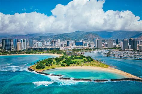 Ala Moana Park Drive In Honolulu A Scenic Road In Honolulu With