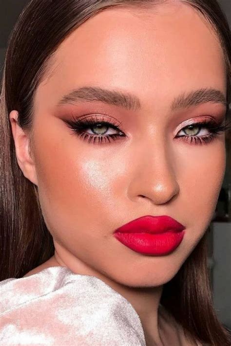 Stunning Evening Makeup Looks Ideas In Red Lips Makeup Look