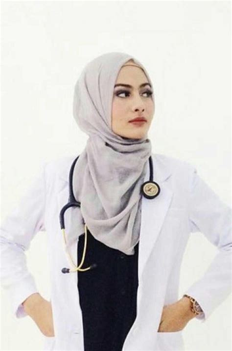 Gambar Dokter Wanita Berhijab Retorika