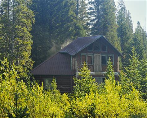 There are few places in the country where you can watch a geyser spout, explore a grand canyon, glimpse a grizzly bear on the hunt for prey. Yellowstone Vacation Rentals - Cabin Rentals in Yellowstone