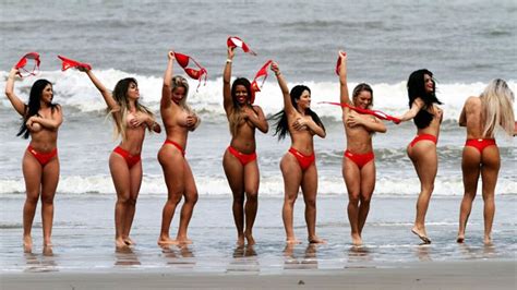 Las Finalistas De Miss Bumbum Sorprendieron Con Un Topless En La Playa