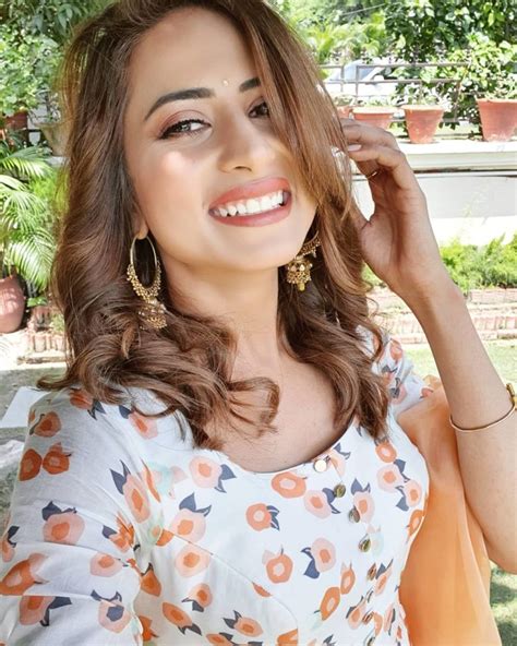 Jhalle Actress Sargun Mehta Laughs Out Loud With Her Co Star Binnu