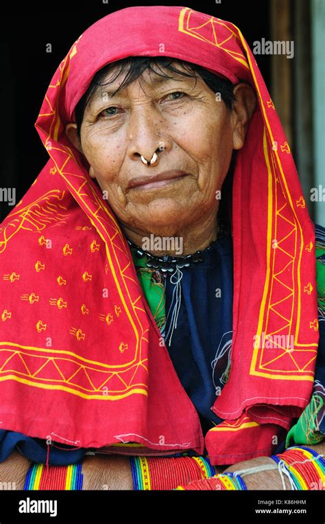Kuna Indian Women In Native Fotos Und Bildmaterial In Hoher Auflösung