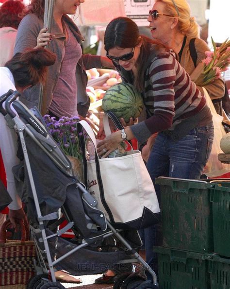 Jen Takes Violet And Seraphina To The Farmers Market Jennifer Garner Photo Fanpop