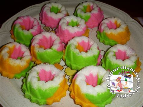 This kuih is normally steamed in small plastic moulds which you can get from the night. jayfruit9192- PerJaLaNan HiDuPkU.: Resepi -Kuih Puteri Ayu