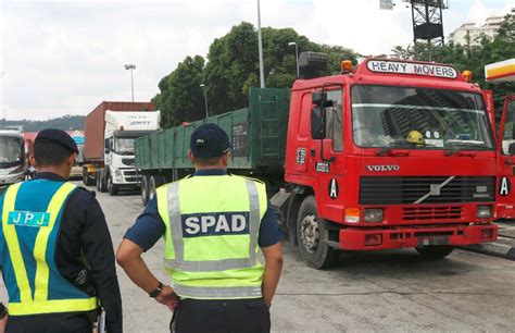 Car driver car wash lorry follower recycle industry. Penang lorry driver tries to ram RTD vehicle in bid to ...