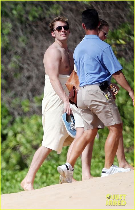 Finnick S Looking Fine Sam Claflin Goes Shirtless In Hawaii Photo