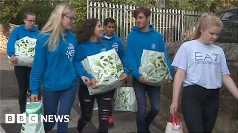 Newcastle Teenagers Help Uks Biggest Foodbank Bbc News
