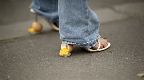 schuh trends 2022 diese 5 sandalen lassen breite füße schmaler wirken
