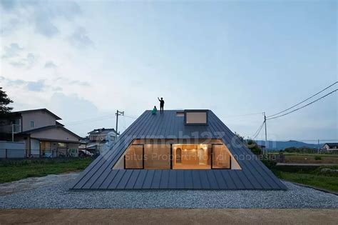 18 desain inspiratif rumah minimalis modern atap miring di negeri kita dimaklumi terdapat beberapa jenis atap yang sering kali digunakan dalam 17 desain rumah dengan teras dak minimalis penggunaan dak beton adalah salah satu cara dalam mencapai sebuah model desain, dak beton. Atap Rumah Ini Didesain Mirip Gunung, Bisa Dipanjat dari ...