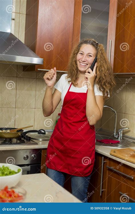 Donna Nella Cucina Fotografia Stock Immagine Di Svago 50932358 Free
