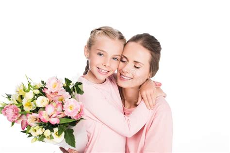 Madre E Hija Que Abrazan Y Que Sostienen El Ramo De Flores Para El Día