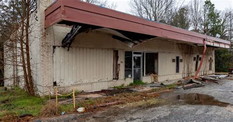 Inside Abandoned Funeral Home Where Police Found Three Corpses Mirror