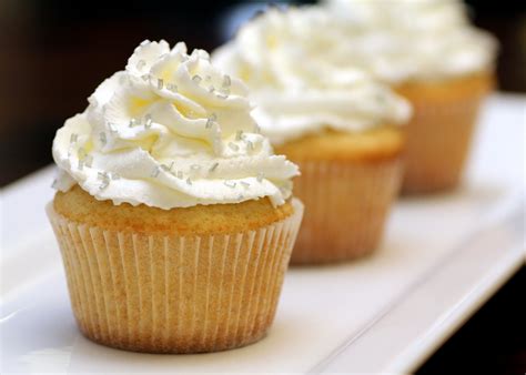 vanilla cupcakes  sweetened whipped cream frosting recipe snobs