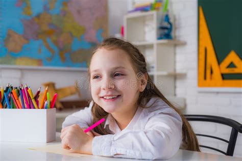 Pequeña Niña Pequeña Que Dibuja En Casa Escuela Primaria Niña Divertida