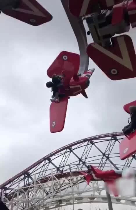 Guy Causes Laughter Riot While Spinning On Amusement Park Ride Jukin