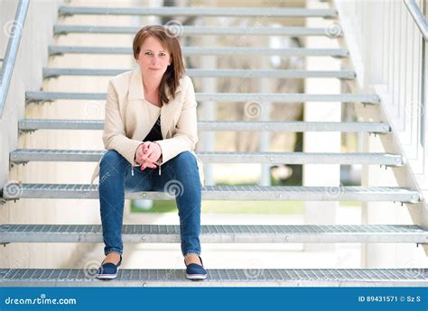 Jovem Mulher Da Beleza Que Senta Se Em Escadas Imagem De Stock Imagem De Menina Face 89431571