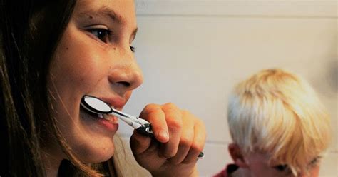 Inilah cara menggosok gigi dengan benar yang bisa geng sehat coba di rumah ya. Panduan Cara Gosok Gigi yang Baik