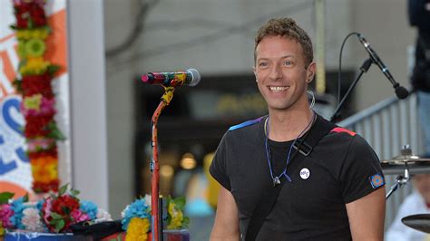 Watch Coldplays Chris Martin Performs A Mini Gig Via Instagram