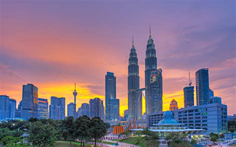 Sunset Petronas Twin Towers Building Complex In Kuala Lumpur Malaysia