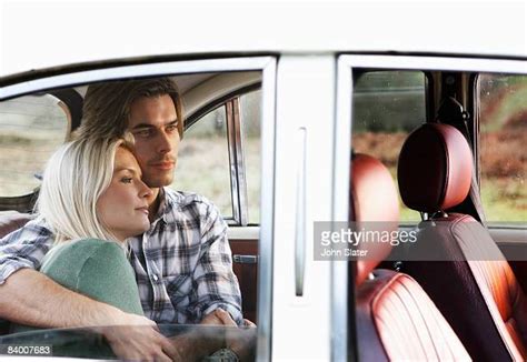 Couple In Back Seat Of Carcuddling Fotografías E Imágenes De Stock