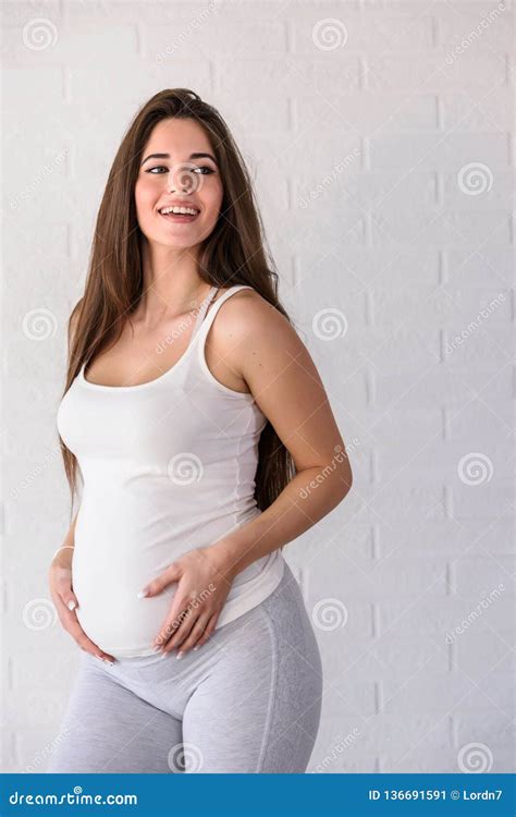 Mujer Embarazada Hermosa Sonriente Feliz Imagen De Archivo Imagen De